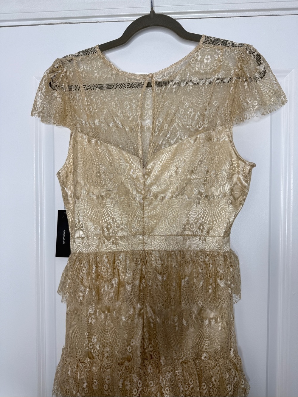 NWT Lulu's Champagne Lace Tiered Maxi Dress Sz M Back Slit | NWT - Picture 6 of 10